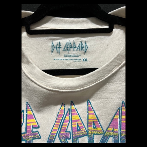 Def Leppard Graphic Sweatshirt – Vintage Rock Vibes 🎸🔥 - Picture 2 of 3